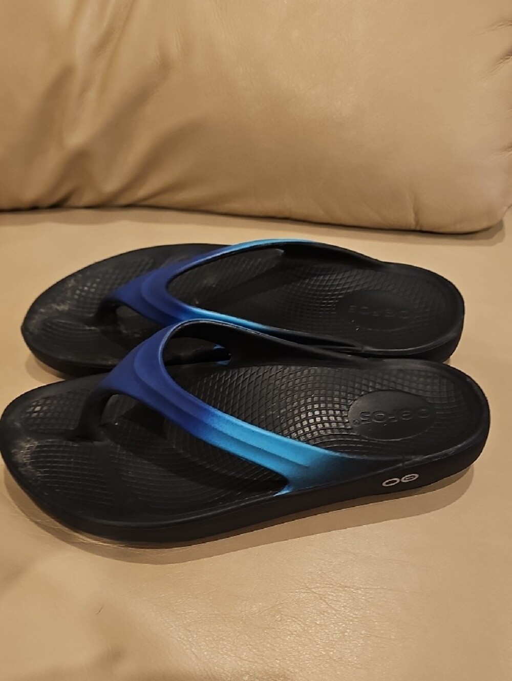 OOFOS Women's Black Flip Flop Sandals with Blue Gradient Straps - Picture 2 of 6